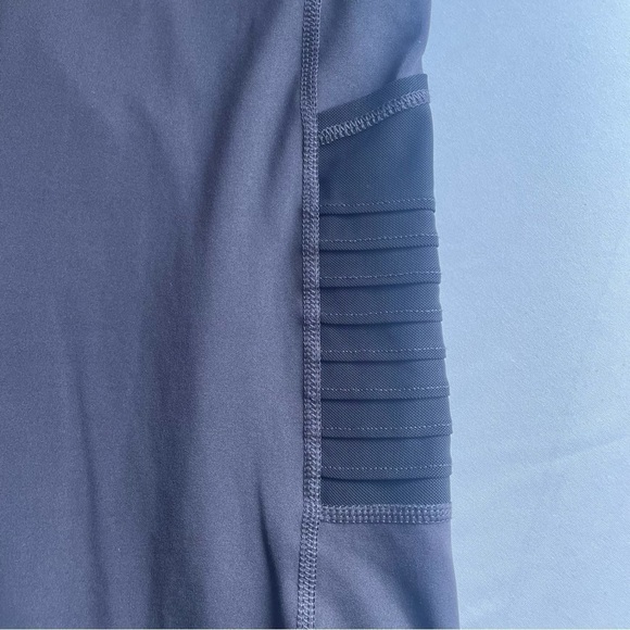 NWOT Athletic Works Women's Gray Stretch Workout Yoga 2/3 Leggings Size Medium - Picture 3 of 10